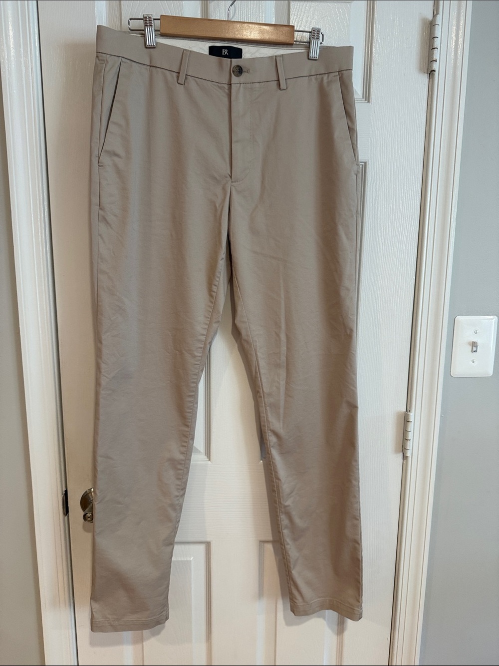 Banana Republic Men's Slim Chino Pants in Khaki, Size 33 x 34